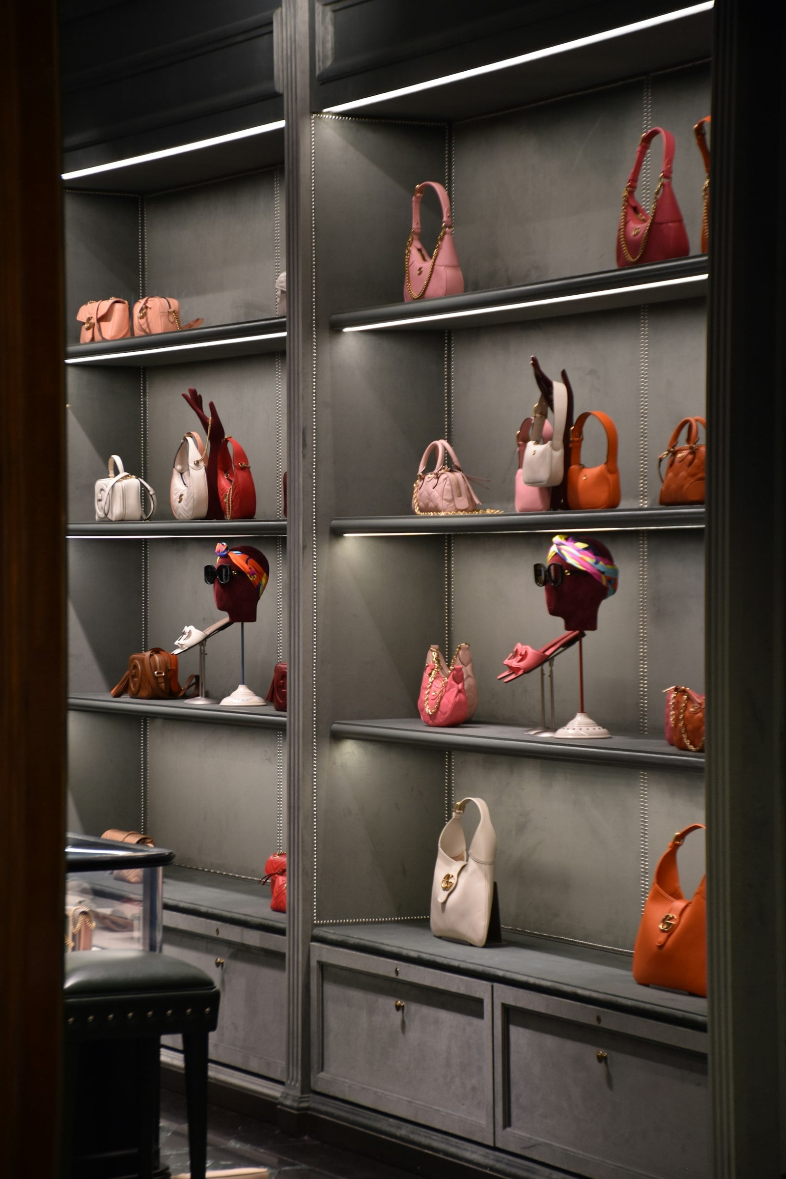 Boutique shelves displaying handbags (photo: Arno Senoner / Unsplash)