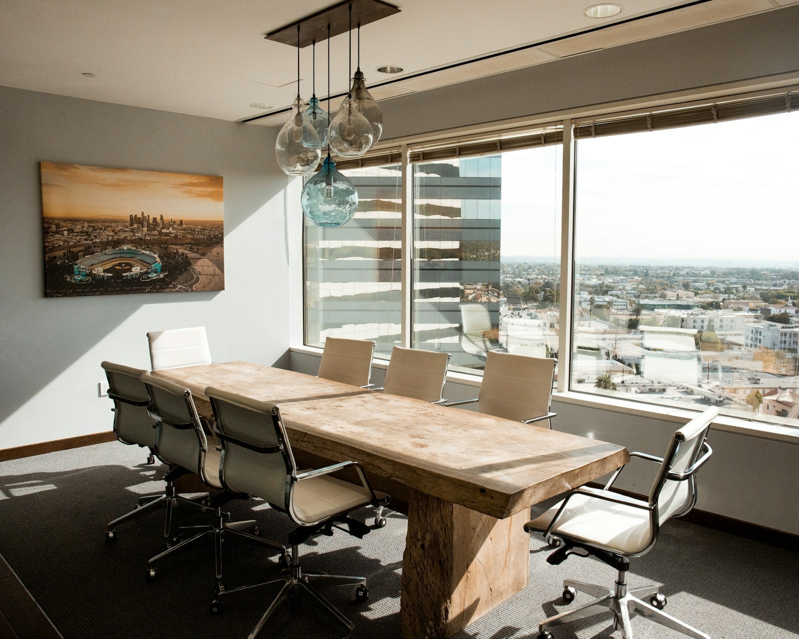 Meeting room with a long wooden table and a city view (photo: Dane Deaner / Unsplash)